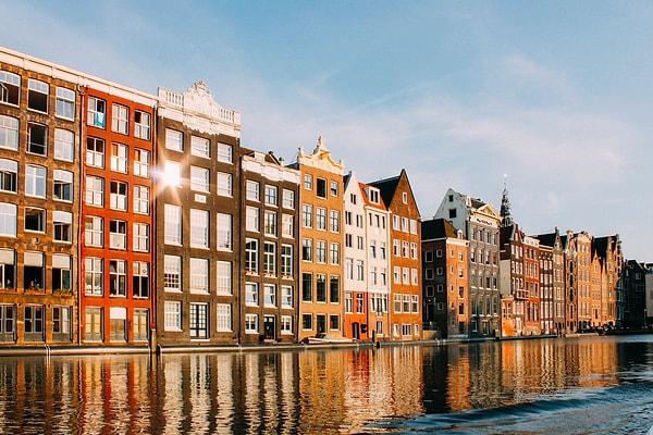 Hollanda Amsterdam'da 6 aydan fazla boş kalan bir evin sahibi 9 bin Euro’ya kadar ceza verilmesine hazırlanan bir yasal düzenleme konuşuluyor.