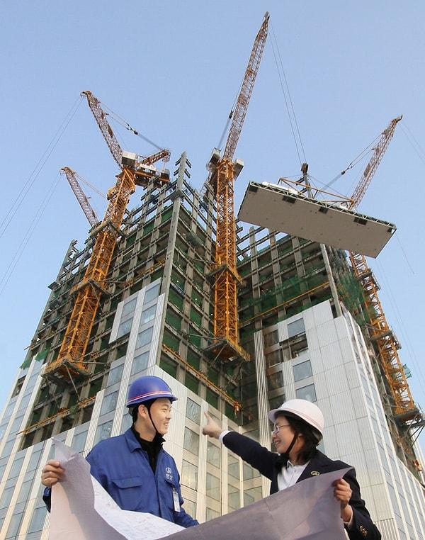 Bu projeler üzerinden kendi ekonomisini güçlendirecek bir yol buldu. Kendi ülkelerinde daha az fırsat bulan Çin inşaat şirketleri, proje üzerinden gelen sözleşmeler ile büyük bir yükseliş yakaladı. Dünyada ise en büyük 10 inşaat şirketinden 7’si artık Çin kökenlidir.