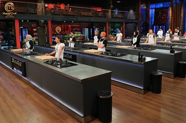 MasterChef Türkiye'de kadro için sayılı yer kaldı. Her sezondan yalnızca 5 kişi önlük giyme hakkı kazanıyor. Bu haftanın yarışmacıları ise 2021 sezonunda gördüğümüz isimler.