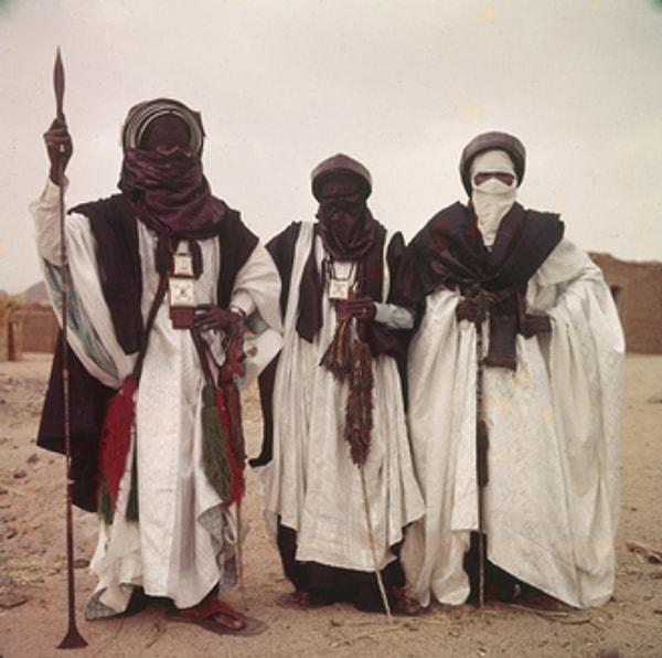 Tuareg kabilesi Sahra Çölü'nde yaşayan liberal ve yarı göçebe bir topluluk.