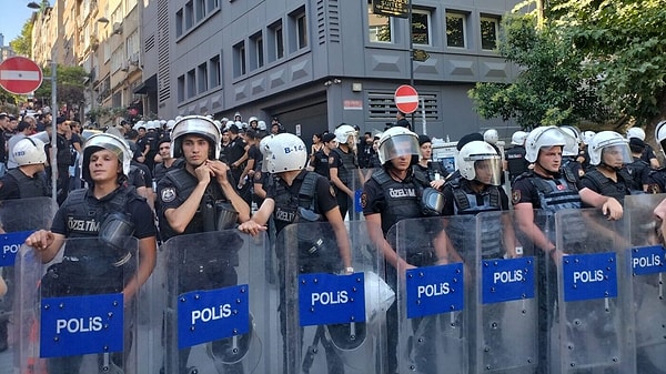 Açıklamada gözaltına alınan ve sınır dışı edilmesi durumunda idam cezası alabileceği belirtilen bir İranlı mülteciye de dikkat çekildi.