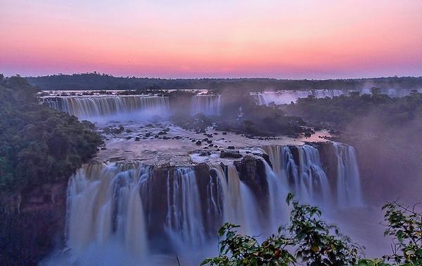 5. Hangi ülke, "Iguazu Şelaleleri" ile ünlüdür?