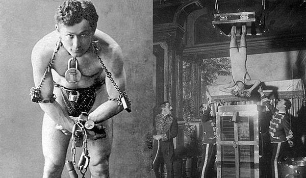 Her performans sırasında Houdini, ayak bileklerini ağırlıklarla bağladı ve baş aşağı suya indirildi.