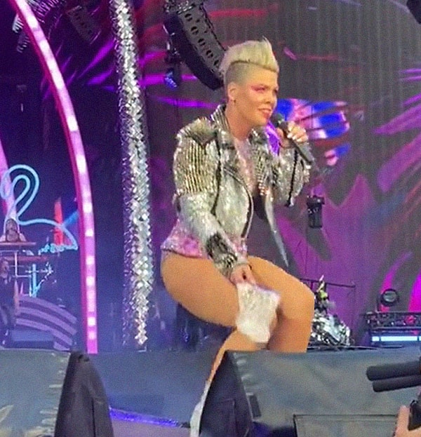 Она аккуратно положила пакетик с прахом на пол сцены и продолжила петь