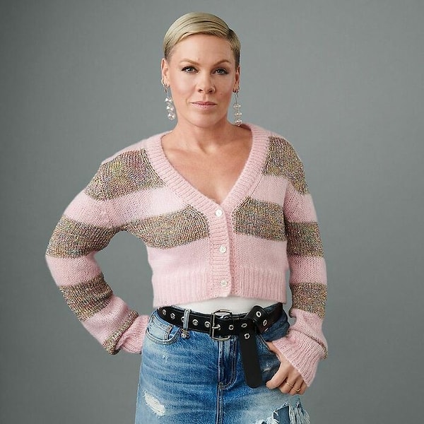 Интересно, сколько еще нужно объяснять фанатам, что не нужно кидаться в звезд разными предметами? Хорошо, что на этот раз все обошлось