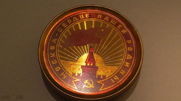 5. Что продавали в такой жестяной коробке в 50-ых годах?