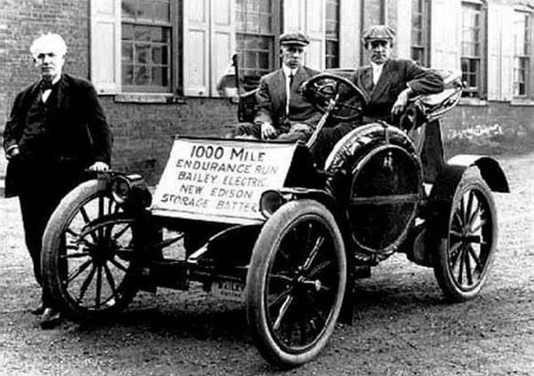 6. Edison, 1910 yılında "o zamanlar yeni" olan bataryasıyla elektrikli otomobilin çalışmasını sağlamaya çalışırken👇