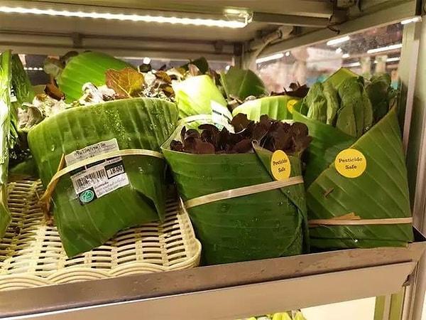 7. Tayland'daki süpermarketlerin plastik poşetler yerine kullandıkları muz yaprakları👇