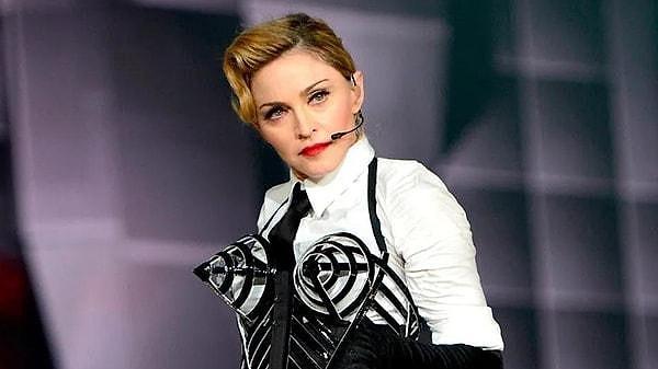 24 Haziran Cumartesi günü ciddi bir bakteriyel enfeksiyon dolayısıyla hastaneye kaldırıldığı ve yoğun bakıma alındığı söylenen Madonna'nın ölümden döndüğü söylendi.