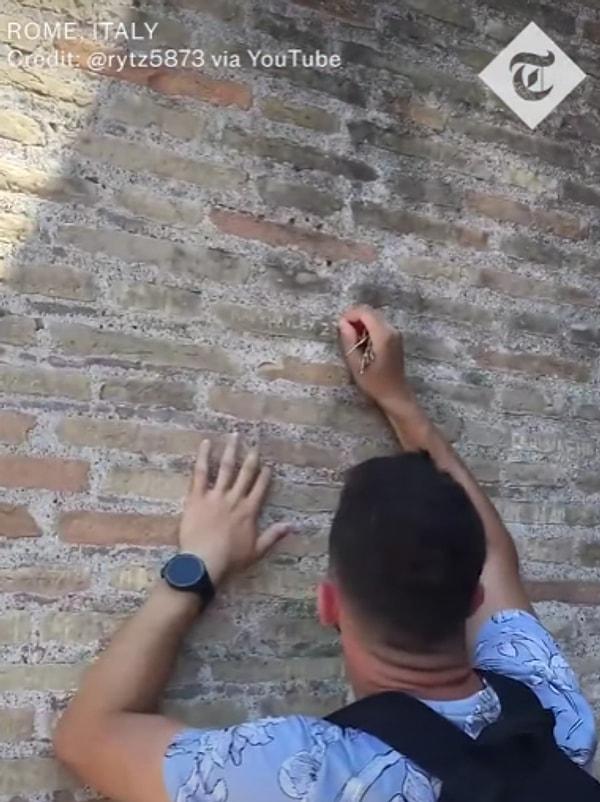 Videodaki turist, antik Roma yapısı olan Kolezyum'un duvarlarına anahtarlarıyla "Ivan+Haley 23" yazdı.