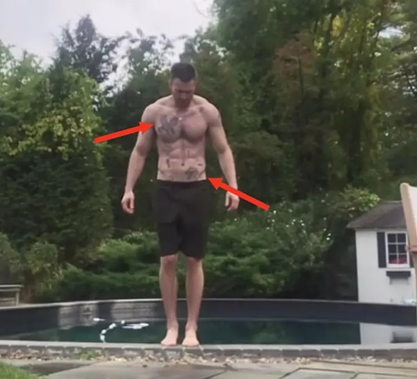 2. У Криса Эванса на груди несколько татуировок, в том числе орел, цитата Экхарта Толле и имя его собаки — Доджер