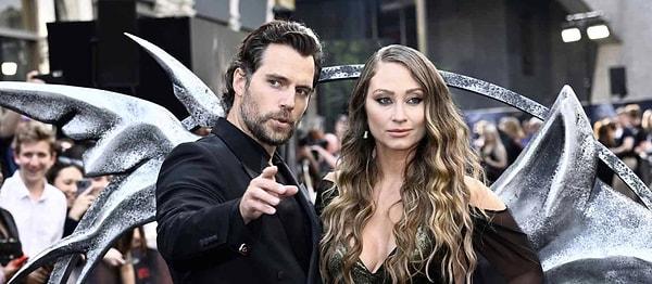 Henry Cavill ve kız arkadaşı Natalie Viscuso geçtiğimiz gün Londra'da Netflix'in The Witcher dizisinin 3. sezon prömiyerinde kırmızı halıda birlikte yürüdü.