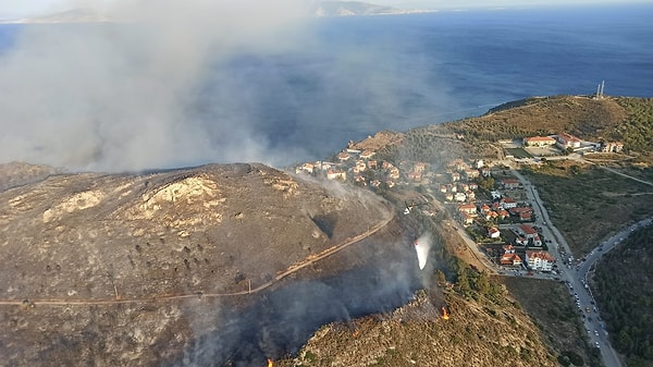 Yangına havadan 6 uçak, 10 helikopterle karadan ise 50 arazöz ve yangın söndürme işçileriyle müdahale ediliyor.