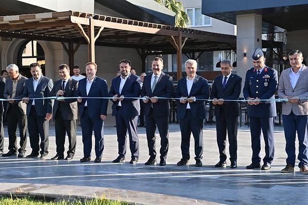 Balbucks'ın açılışını ise Balıkesir Büyükşehir Belediye Başkanı Yücel Yılmaz ile birlikte kentin protokolü yaptı.