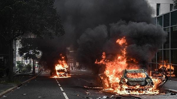 Fransa'da 17 yaşındaki sürücünün öldürülmesi sonrası başlayan gösteriler 3. gününde de şiddetini artırarak devam ediyor. Ülke genelinde yüzlerce bina ve araç ateşe verilirken, içişleri bakanlığı polis ve jandarma sayını 40 bine çıkardığını duyurdu.