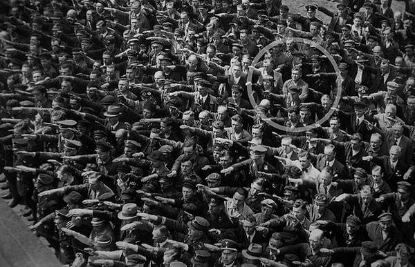 16. "Nazi selamı yapmayan bu adamın fotoğrafı."