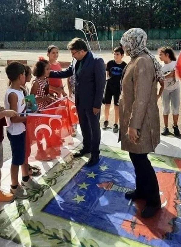 Kemer Kaymakamı ve İlçe Milli Eğitim Müdürü Türk bayrağına basmış