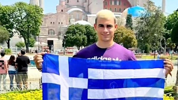 Mike Kondylas isimli Yunan sosyal medya fenomeni, Ayasofya Camii’nin önünde Yunanistan bayrağı ile poz vermişti.