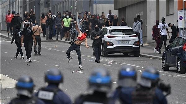 Olaylara müdahale için ülke genelinde polis ve jandarma sayısı 40 bine çıkarılırken Fransa İçişleri Bakanı Gerald Darmanin, 250'den fazla polis ve jandarmanın yaralandığını belirtti.