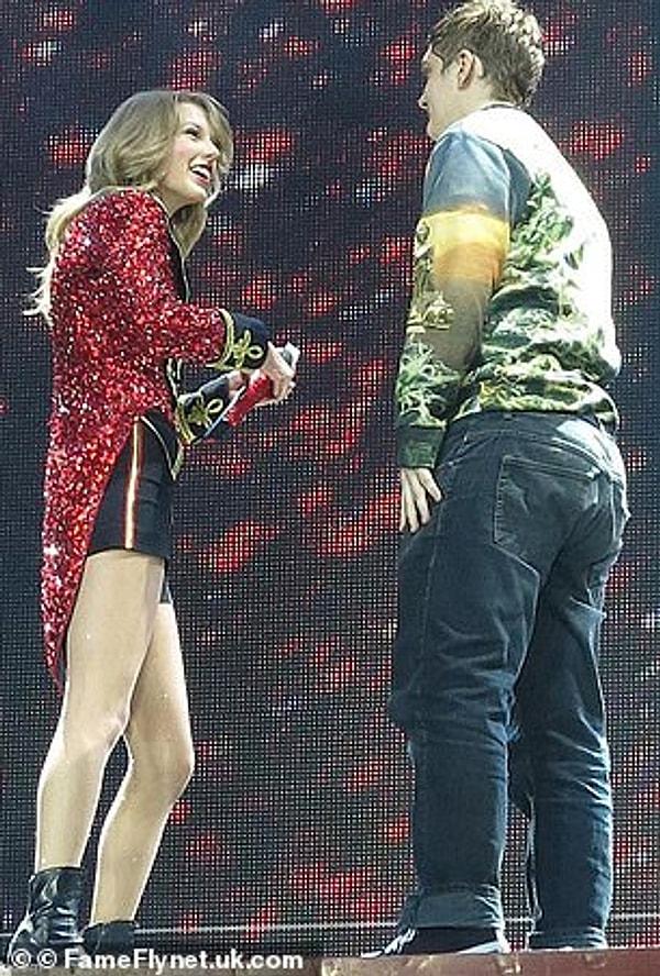 Taylor Swift, Londra'daki konserinde tam anlamıyla pusuya düşürüldü.