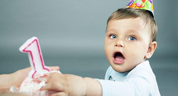 Bebeklerde görülen bu belirtiler doğumdan kısa süre sonra ortaya çıkabiliyor. Genellikle kendiliğinden geçen bu belirtiler 1 yaşından büyük bebeklerde devam ediyorsa o zaman doktora danışılması gerekiyor.