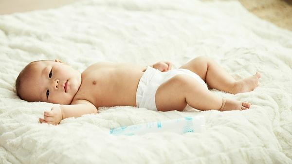 Bebeklerde göbek deliği doğumdan birkaç hafta içinde iyileşiyor. Göbek deliği yaklaşık 2-3 hafta içinde kuruyor ve kendiliğinden düşüyor.