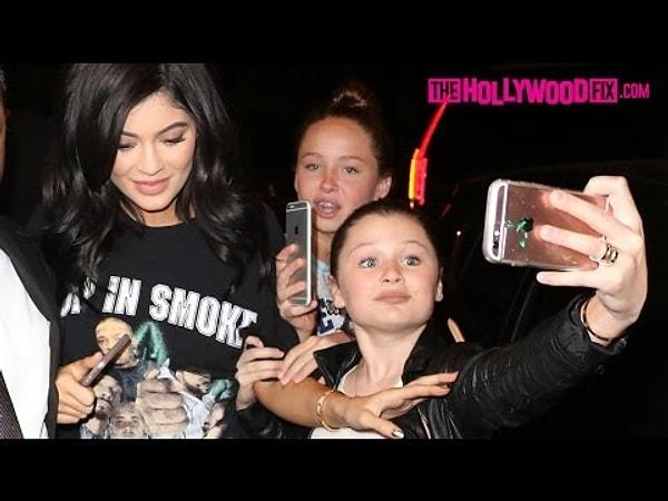 14. Kylie Jenner, Craig'in Hollywood'daki restoranında akşam yemeği yemeye 'çalışırken, genç bir hayranı 'selfie' çekmek için yaklaşınca olan oldu!