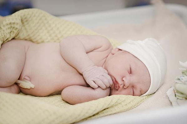 Göbek bağı şişmesi de bebeklerde görülebilen bir durum. Bu durum, doğumdan sonra göbek bölgesindeki bağın tam kapanmaması sonucu oluşuyor.