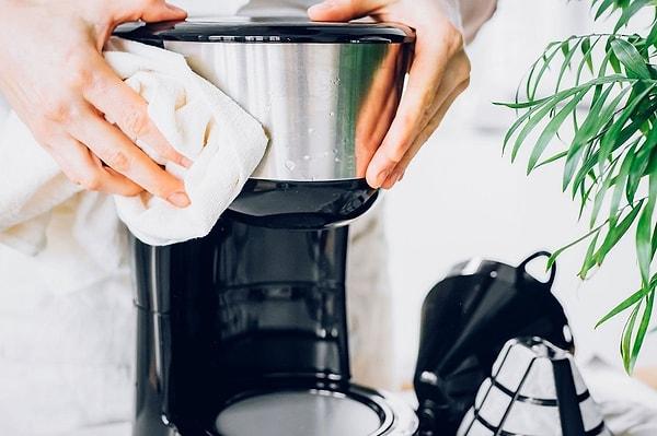 Evinizdeki kahve makinenizi temizlemekte zorlanıyor olabilirsiniz. Kahve makinelerini temizlemenin kolay yolu yine tuz.