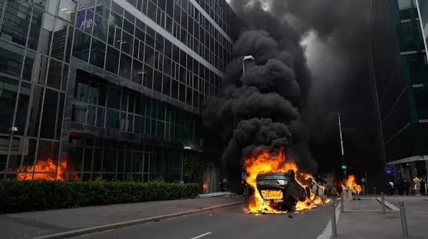 Yolcu, polisten aldığı üçüncü silah kabzası darbesiyle Nael'in ayağının fren pedalından çekildiğini ve aracın hareket ettiğini anlattı.