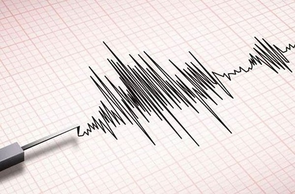 Saat 12:11'de gerçekleşen depremin derinliği 6.89 km olarak ölçüldü.