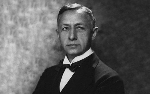 1. Кто изображен на фото?