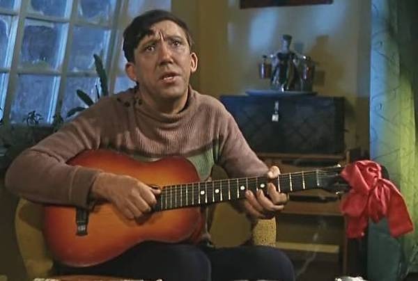 4. В каком фильме герой Юрия Никулина исполнил песню «Постой, паровоз"?