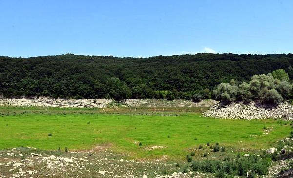 Trakya'dan İstanbul'un su ihtiyacı karşılayan Kırklareli'nin Vize ilçesi sınırlarındaki Kazandere, Pabuçdere ve Istancalar'da doluluk oranı yüzde 5'lere düştü.
