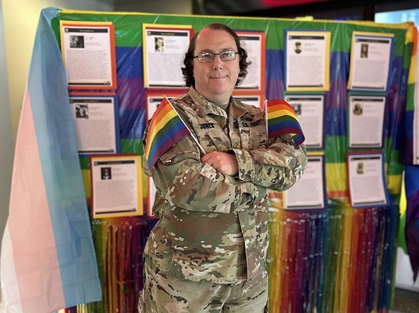 ABD ordusunun komutanlığında siber bölüm şefi olarak çalışan transseksüel Rachel Jones ile tanışın.