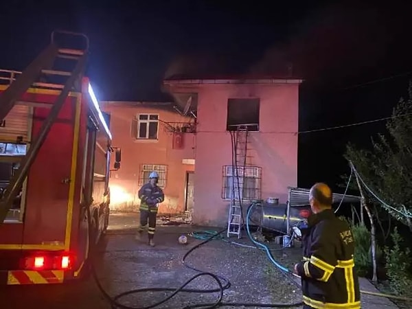 Tartışmanın büyümesi ile Doğukan Ak, elindeki tüfekle önce babaannesi Safinaz Doğan'ı (68) başına vurup, darbetti ardından babasını öldürdü. Doğukan Ak, daha sonra evi ateşe verip, yoldan geçen bir otomobili gasbederek kaçtı.