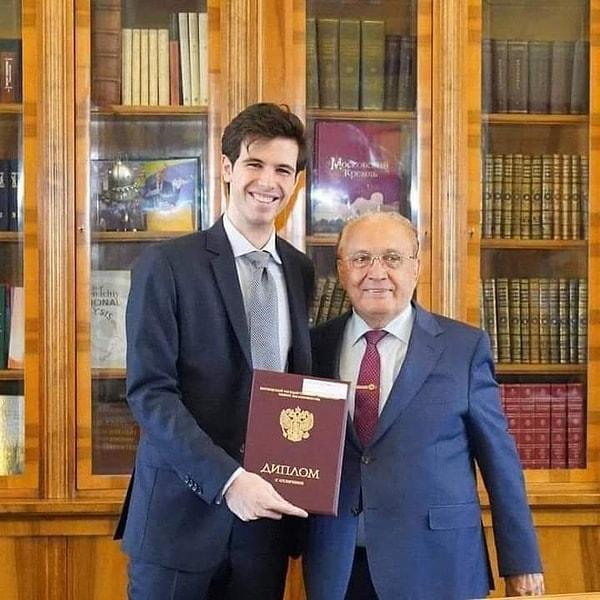 Geçtiğimiz hafta Suriye Devlet Başkanı Beşar Esad'ın en büyük oğlu Hafız Esad, Moskova Devlet Üniversitesi'nden onur derecesiyle mezun oldu.