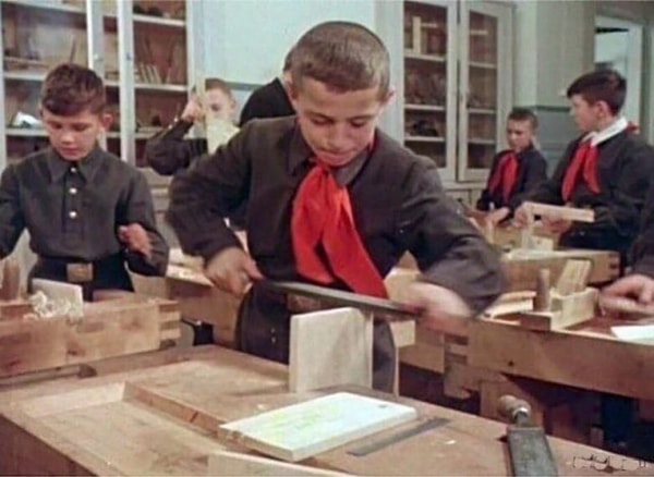9. Урок труда у мальчиков в советской школе.