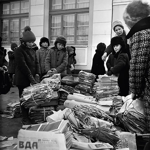 11. Сбор макулатуры советскими пенсионерами.