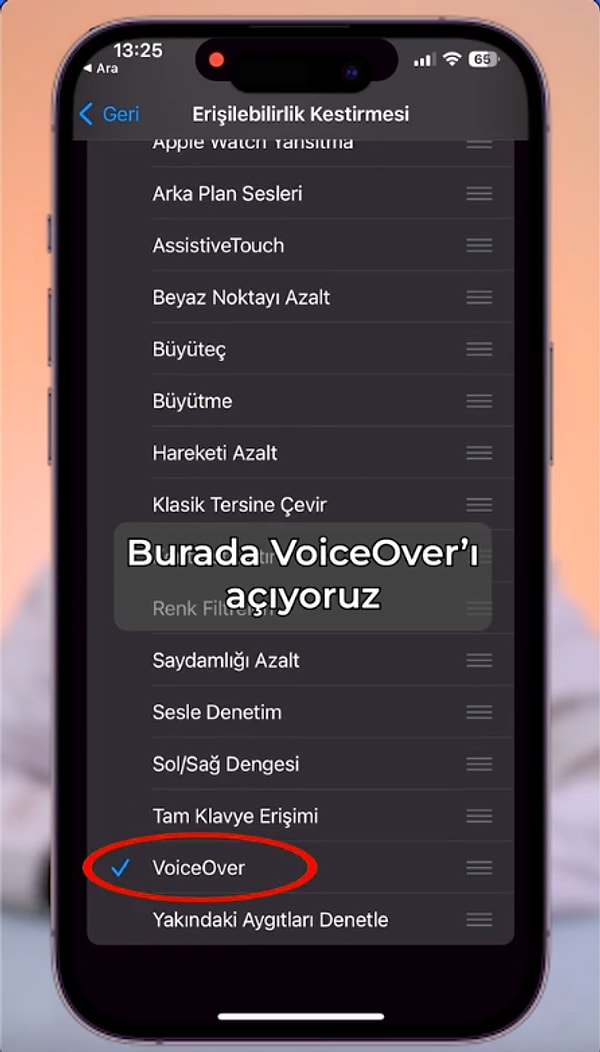 Altında "Erişilebilirlik kestirmesi" isimli seçeneğe tıklayıp "VoiceOver"ı açmalısınız.