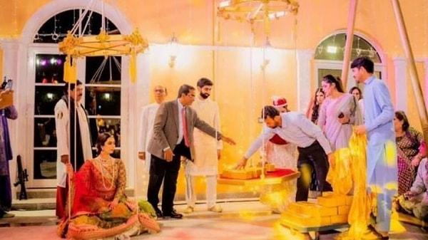 Pakistanlı ünlü bir iş insanının kızının düğününden paylaşılan görüntüler sosyal medyayı adeta salladı desek yeridir.