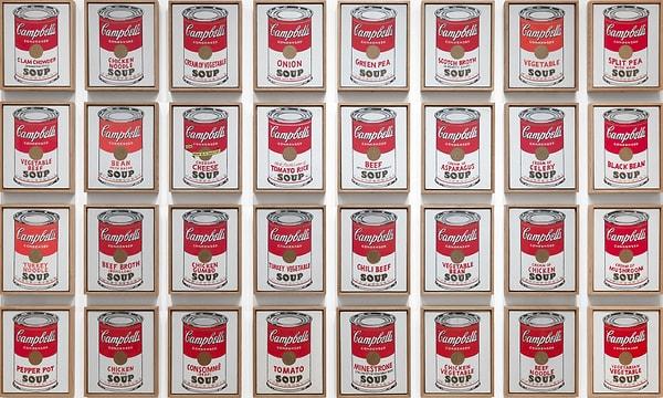 Andy Warhol, tüketim toplumuna yaptığı göndermelerle, Campbell çorba kutuları veya tanınmış kişilerin portrelerinden oluşan eserleri ile kitsch nesnelerin önem kazanmasını sağladı.