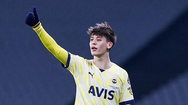 İspanyol spor gazetesi Diario Sport, Barcelona'nın 18 yaşındaki yıldız futbolcu Arda Güler'i kadrosuna katmak için Fenerbahçe'ye yaptığı teklifi yazdı.