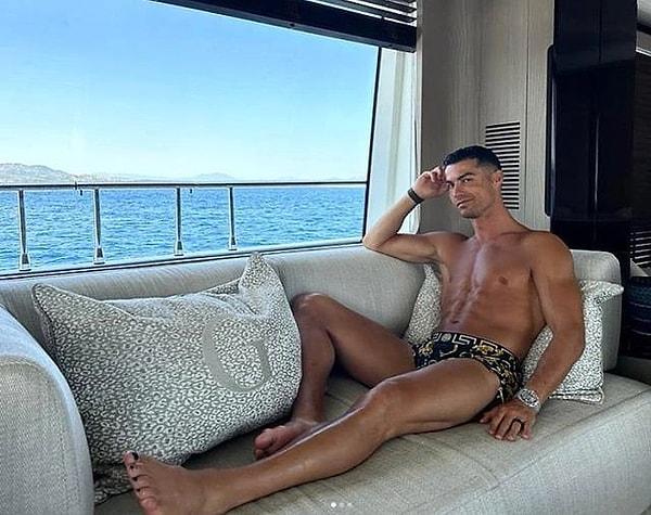 5. Şimdilerde Suudi Arabistan'da Al Nassr forması ile top koşturan futbulcu Cristiano Ronaldo'nun Instagram paylaşımları olay oldu. 38 yaşındaki Portekizli futbolcu, şimdilerde sıcak havanın tadını çıkarıyor. Tatil yaparken yaptığı paylaşımlarda ayaklarında oje olması ise dikkatleri üstüne çekti. Peki Cristiano Ronaldo neden oje sürüyor biliyor musunuz?