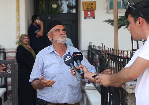 Ali Ayelan da "Çöp dökmeye gidip geldikten sonra tabanca sesi geldi. Baktım ki kadın yerde yatıyor. 3 defa kadına ateş etti, ondan sonra da kendine ateş etti." ifadesini kullandı.