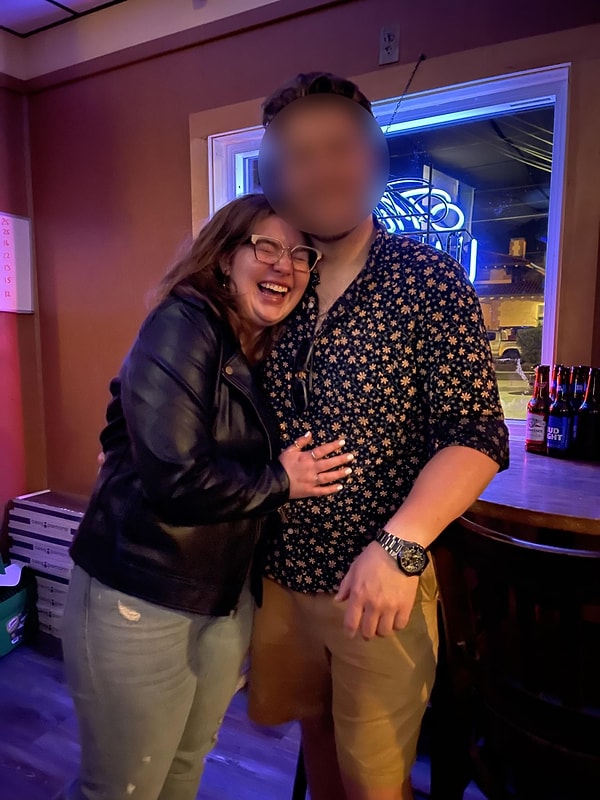 «Что-то в нем вызывает у меня такую реакцию», — говорит Вирджиния, которая познакомилась с мужчиной по имени Стив Джонсон через приложение для знакомств.