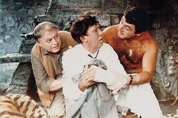 4. Где главному герою накладывают гипс с контрабандными драгоценностями в фильме «Бриллиантовая рука»?