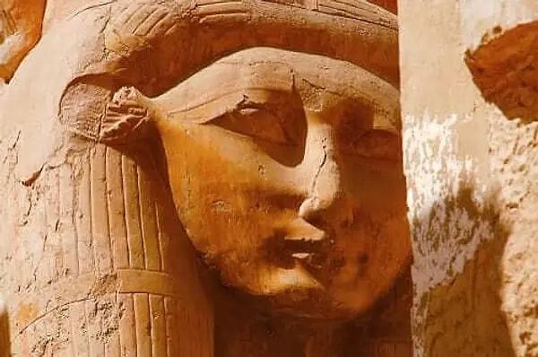 Firavunlar, Mısır'ın yönetiminde geniş yetkilere sahipti.