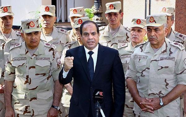 Mısır’da dönemin Genelkurmay Başkanı Abdülfettah el Sisi, Muhammed Mursi yönetiminde başlayan protestolar sonrasında yönetime el koymuş ve Mursi’yi tutuklamıştı.