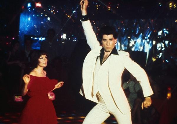 9. John Travolta'nın Saturday Night Feverdaki beyaz takım elbisesi